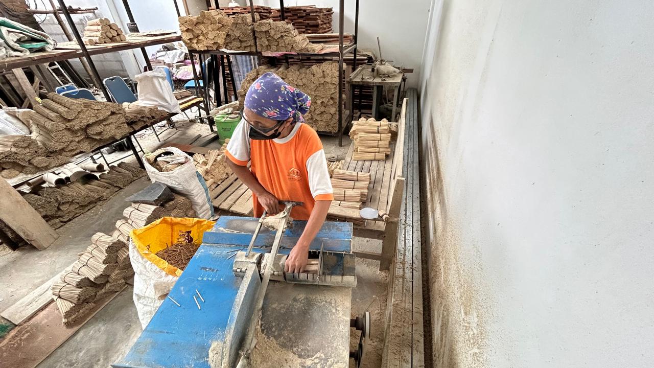 Jelang Hari Raya Kurban, Pengrajin Tusuk Sate di Pogalan Produksi Hingga 7 Kuintal Sehari