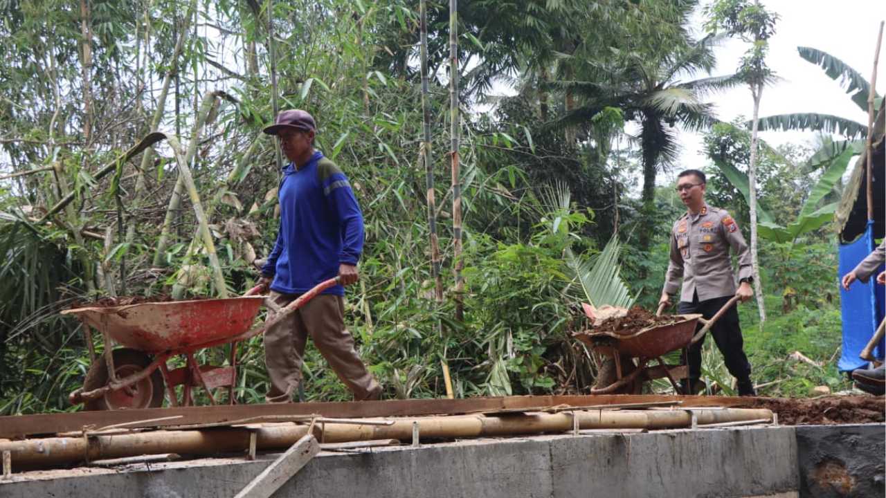 Gotong Royong Bareng Warga, Kapolres Trenggalek Ikut Bangun Jembatan Desa