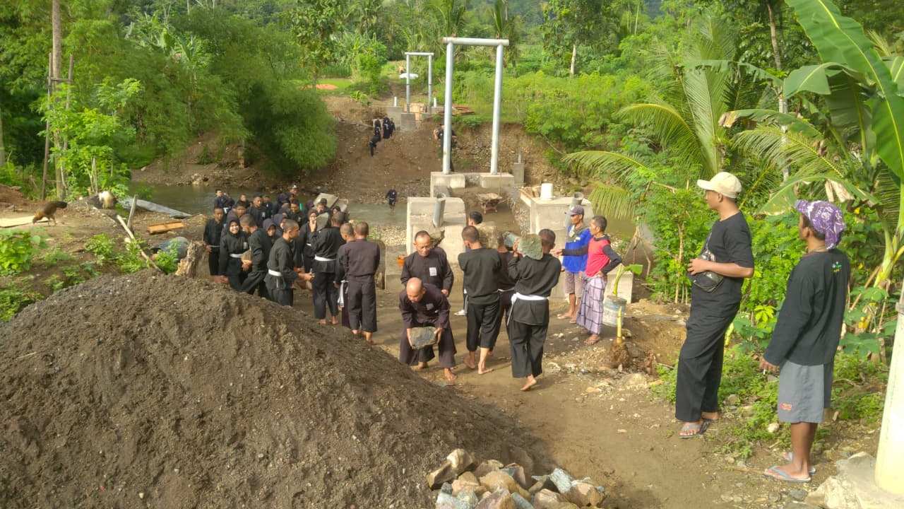 Warga PSHT Suruh Gotong Royong Bangun Jembatan Gantung di Mlinjon, Dukung Akses Ekonomi Desa