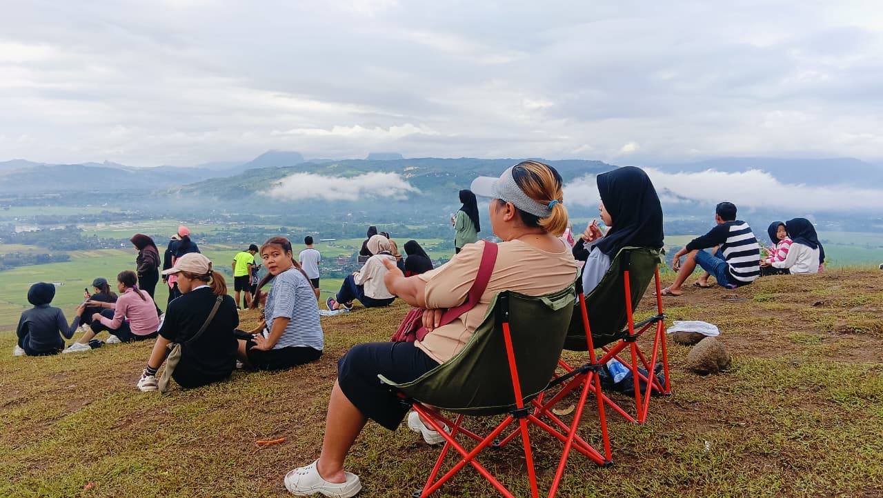 Bukit Tunggangan Durenan Diserbu Wisatawan, Sunrise Jadi Daya Tarik Utama